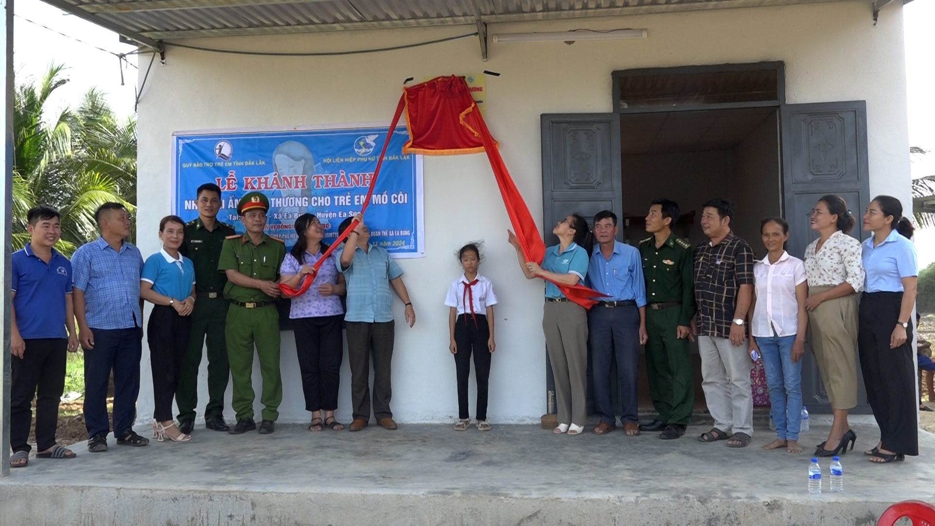 Bàn giao nhà “Mái ấm tình thương” cho trẻ mồ côi